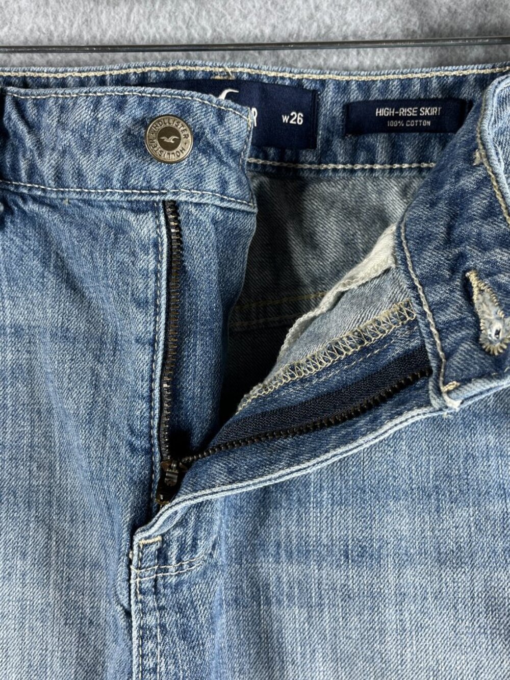 Hollister Women's W26 High-Rise Denim Mini Skirt Frayed Hem Light Wash Blue - Picture 3 of 8